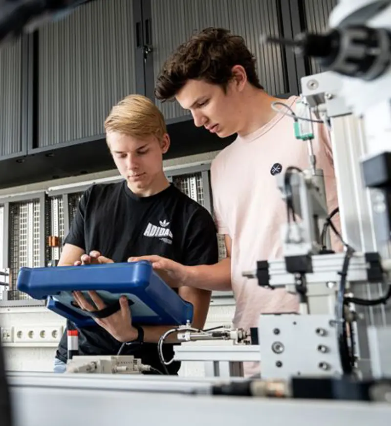 studenten van Koning Willem 1 College samen achter de techniek